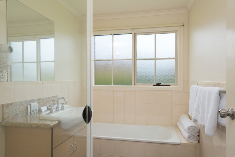 Bathroom 4, Country Club Villas, Meander Valley