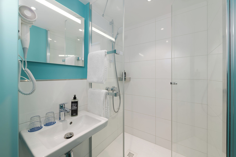 Bathroom 5, ibis budget Leipzig City, Leipzig