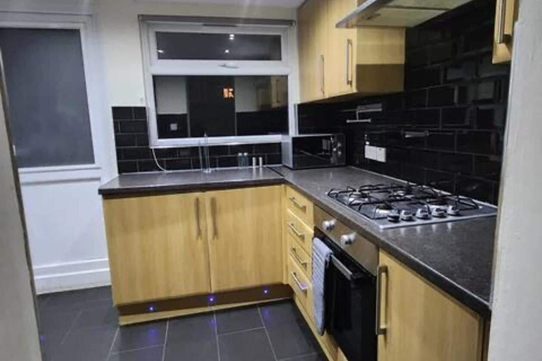 Private kitchen, Comfy 3-bed House - Sleeps 6 & Free Parking, Thurrock