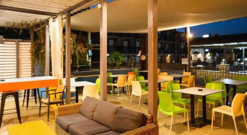 Food & Drinks 3, Perkes Hotel Complex, Ionian Islands