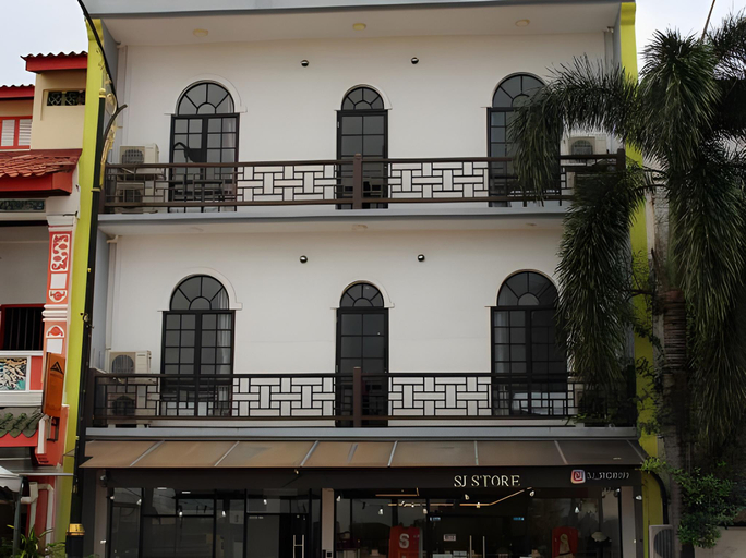 Exterior & Views