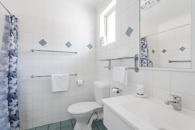 Bathroom 4, Emu Point Motel, Albany