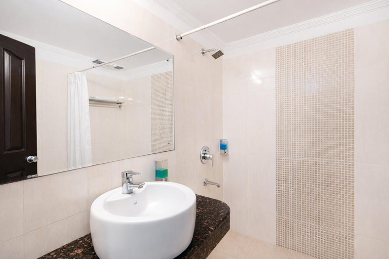 Bathroom 4, Skylark Hotel by Gabrian Hotels, Gurgaon