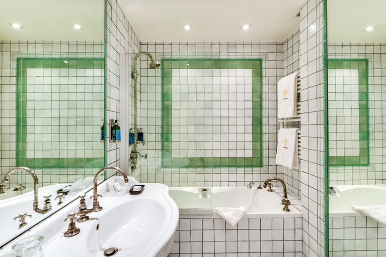 Bathroom 4, Cazaudehore, Yvelines