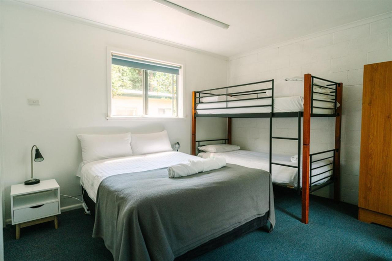Bedroom 2, Alpine Riverside Cottages, Alpine - East