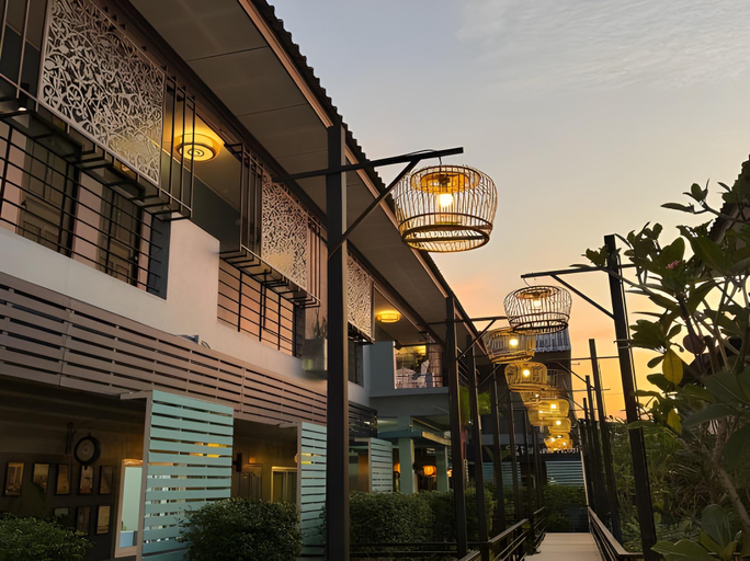 Exterior & Views