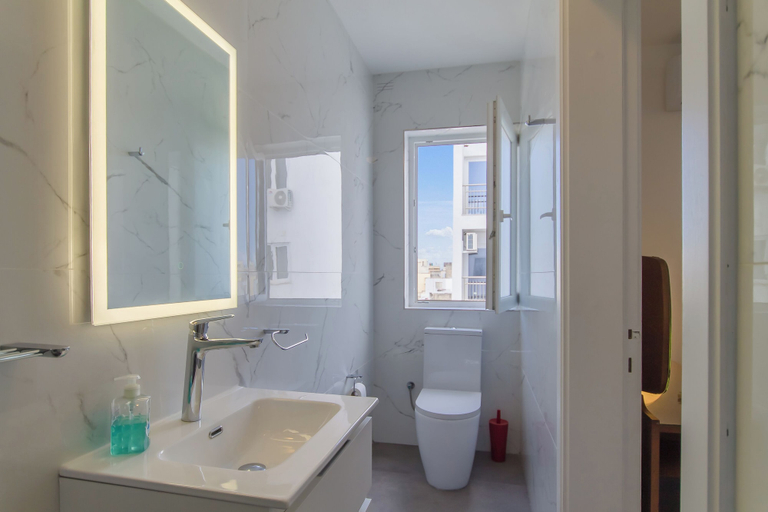 Bathroom 5, A Sunny Penthouse Modern 2 bdr - Sliema
