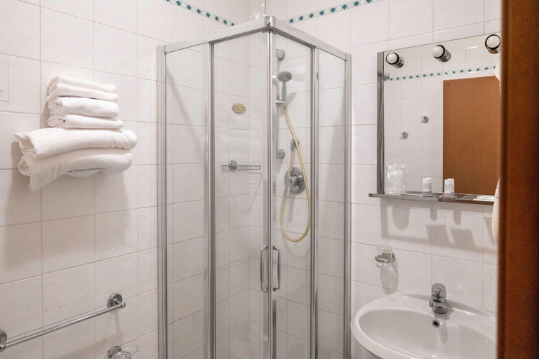 Bathroom 4, Hotel Maritan, Padua