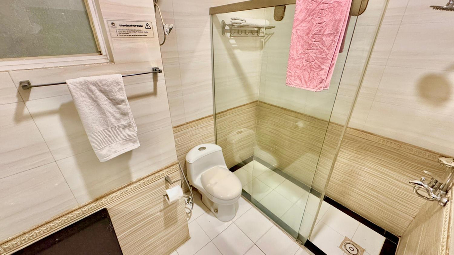 Bathroom 3, Shelton's Rezidor Peshawar, Peshawar