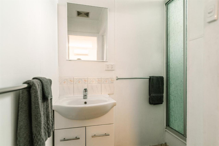Bathroom 3, Alpine Riverside Cottages, Alpine - East