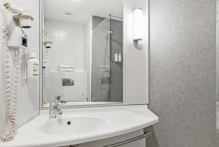 Bathroom 4, B&B HOTEL Barcelona Mataró, Barcelona