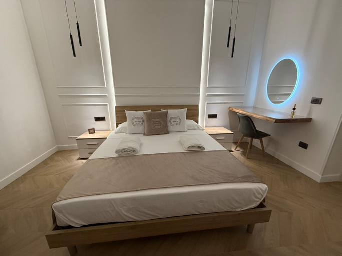 Room 5, Anthony Emanuele Fuoco, Napoli