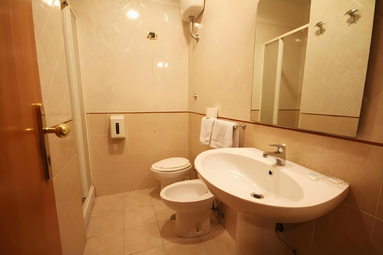 Bathroom 2, Hotel Zara Napoli, Napoli