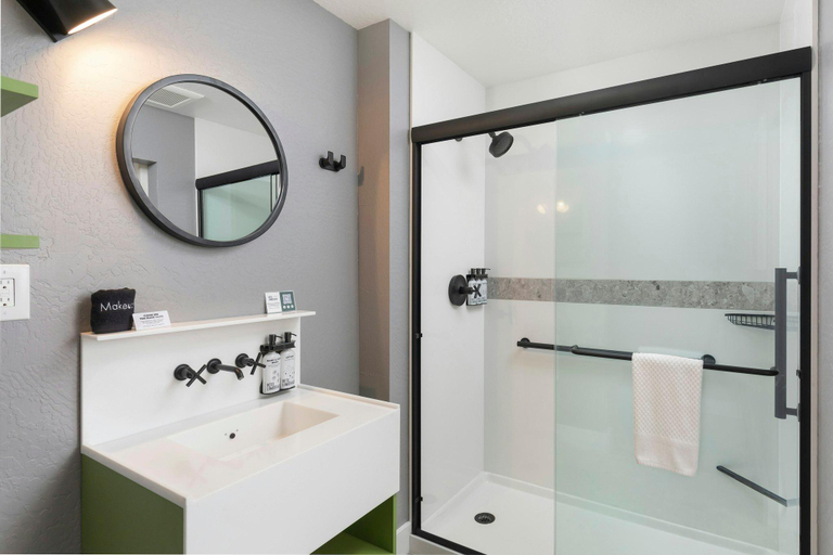 Bathroom 4, Hotel Lumberjack, Tuolumne