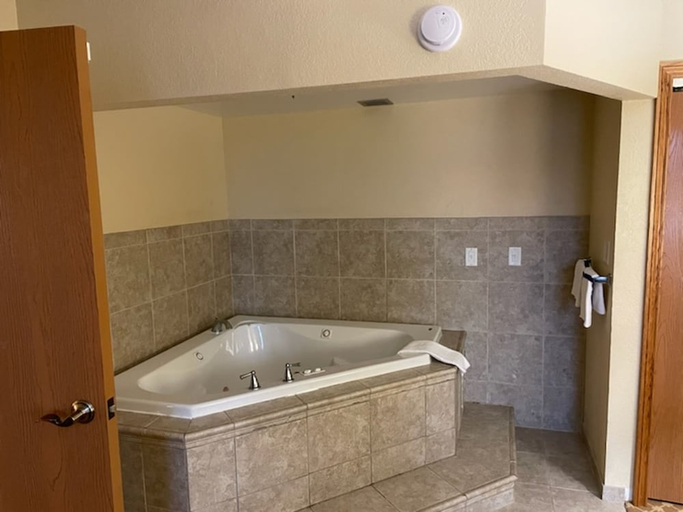 Bathroom 3, Quality Inn and Suites Saginaw, MI, Saginaw
