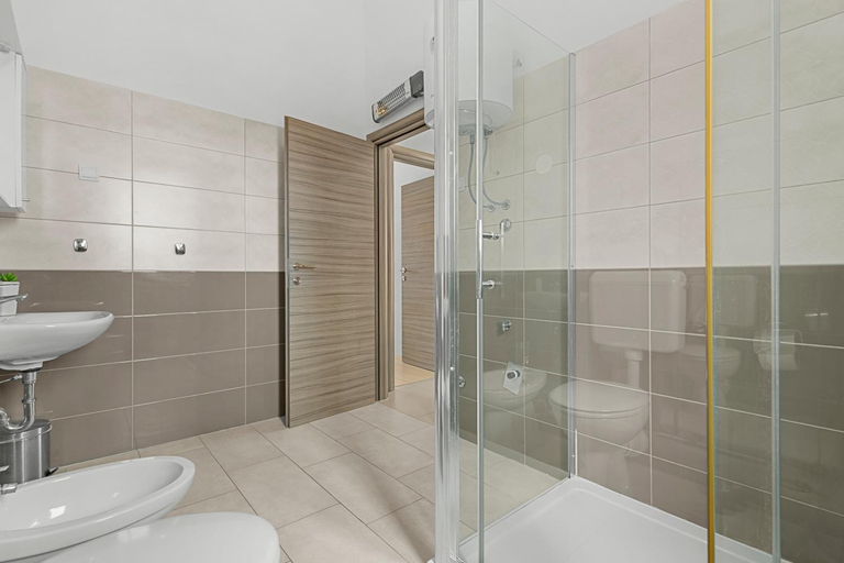 Bathroom 4, LotusPoolApart, Premantura