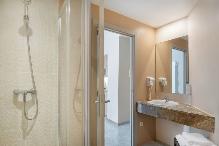 Bathroom 4, Sol Lunamar Palmanova Apartamento, Baleares