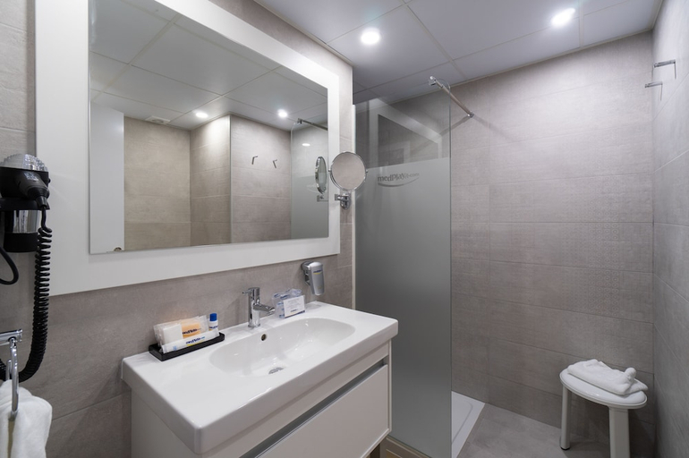 Bathroom 5, Medplaya Rio Park, Alicante