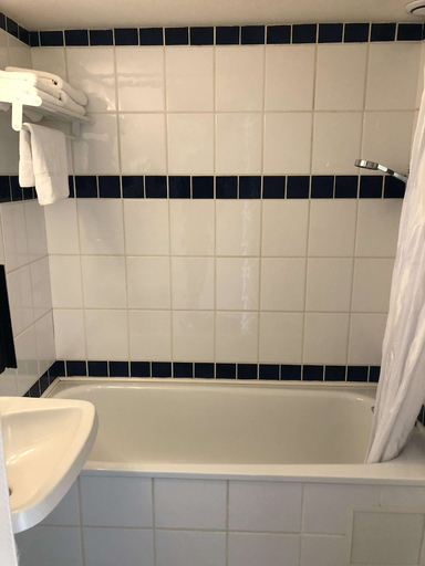 Bathroom 4, Kyriad Reims Est - Parc des Expositions, Marne