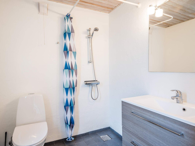 Bathroom 3, 6 person holiday home in Henne, Varde