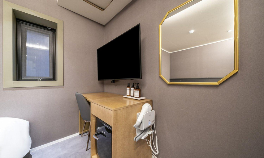 Bathroom 5, Number 25 Sinchon Branch, Mapo