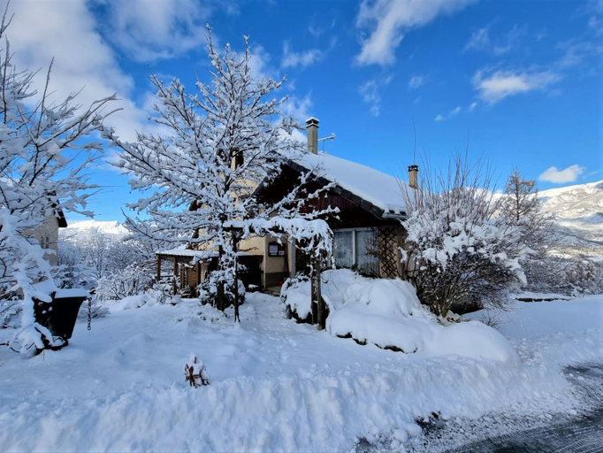 Exterior & Views, "La Coustille" Chambres et Table d'Hotes, Hautes-Alpes