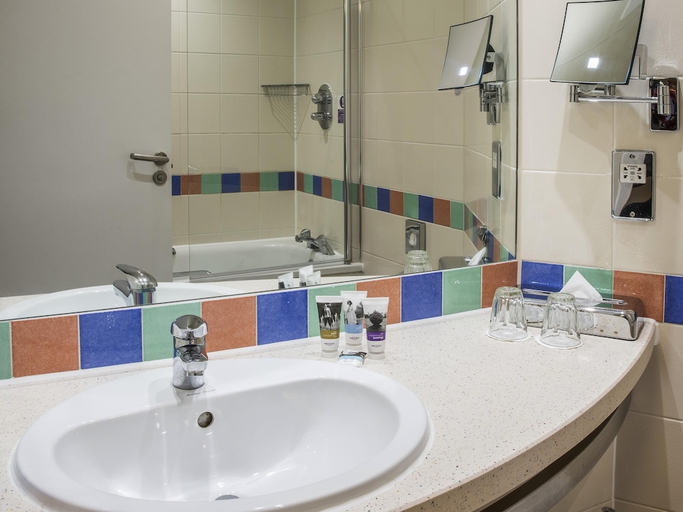 Bathroom 4, Mercure London Heathrow Hotel, London