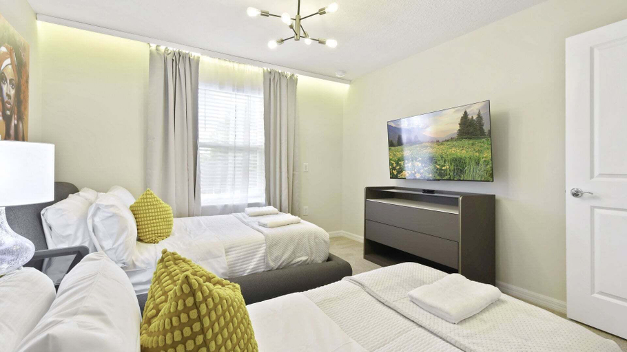 Room 4, Stylish Vacation Home w Pool, Game Room & Resort Fun, Polk