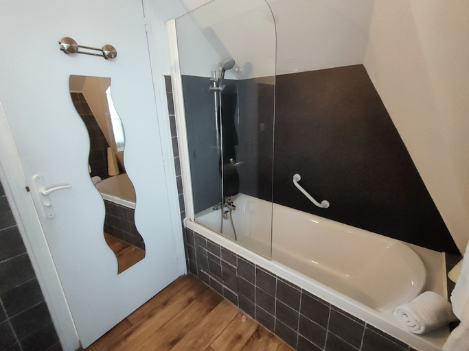 Bathroom 3, Hotel The Originals Restaurant Les Ormes, Manche