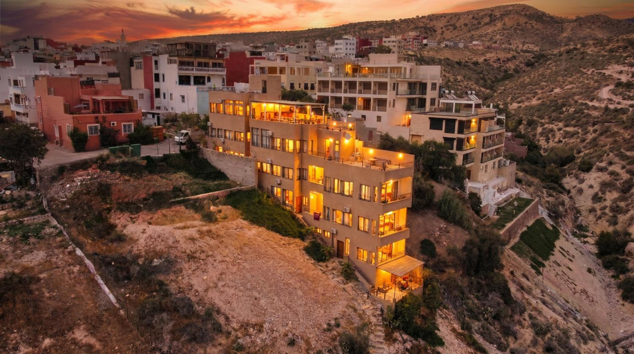 Exterior & Views