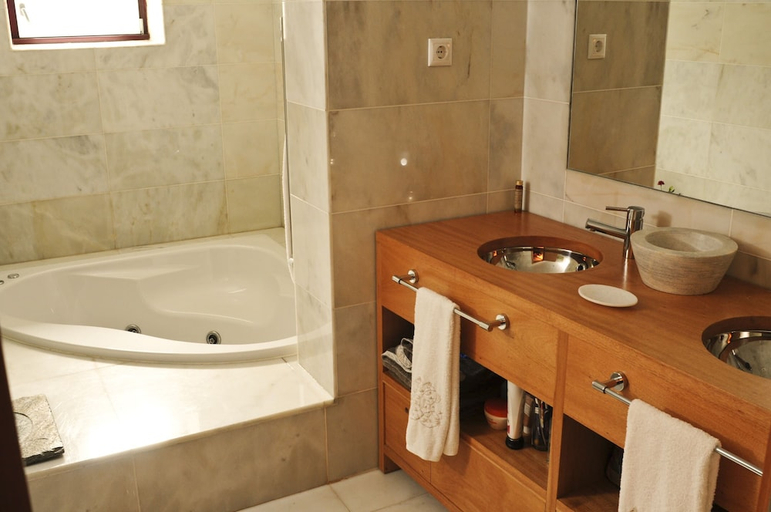 Bathroom 4, Casas do Coro, Mêda