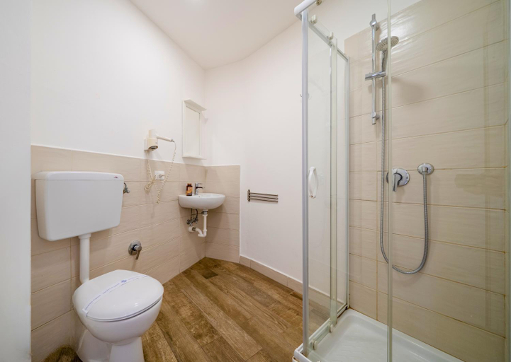 Bathroom 5, Hotel la pineta, Massa Carrara