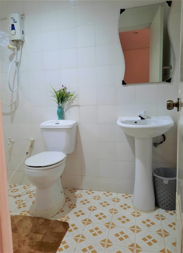 Bathroom 5, Conrada's Place Hotel and Resort, Panglao