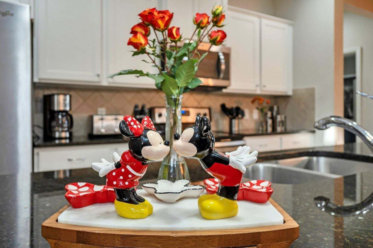 Private kitchen 2, Modern Home, Private Pool. Sleeps 15 Ww102, Osceola