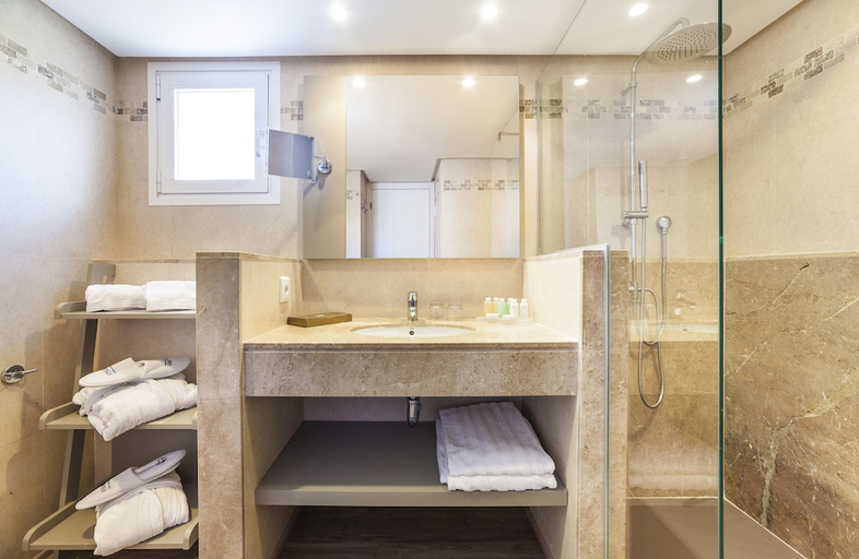 Bathroom 5, Insotel Tarida Beach Resort & SPA, Baleares