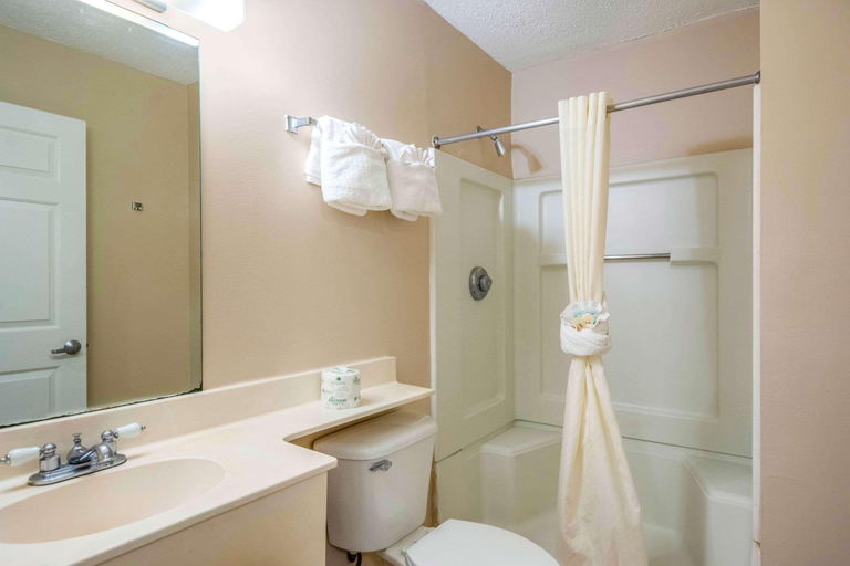 Bathroom 3, Suburban Studios Airport, Hillsborough