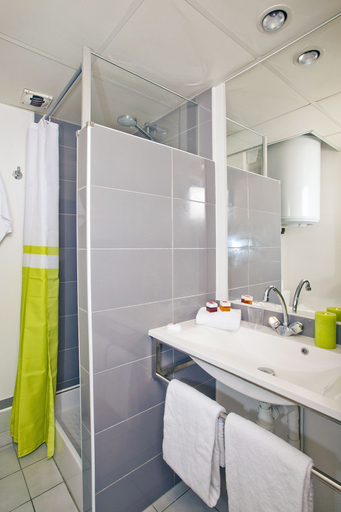 Bathroom 5, Séjours & Affaires La Rochelle Les Minimes, Charente-Maritime