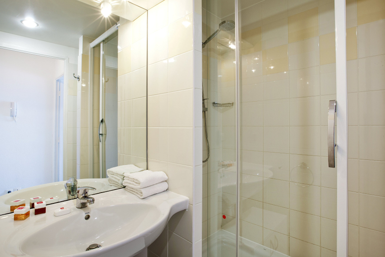 Bathroom 3, Sejours Affaires Paris Nanterre, Hauts-de-Seine
