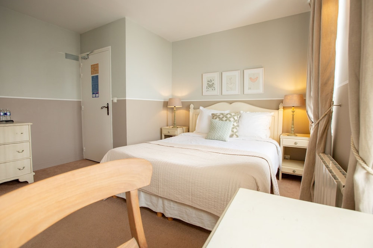 Bedroom 2, Hotel The Originals Restaurant Les Ormes, Manche