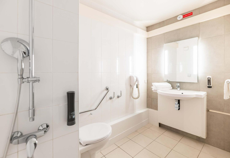 Bathroom, B&B HOTEL Lyon Eurexpo Bron, Rhône