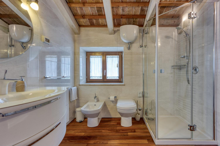 Bathroom 3, Casa degli Artisti, Rovinj