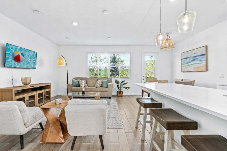 Living area 4, Lovely Townhome Sleeps 8, Polk