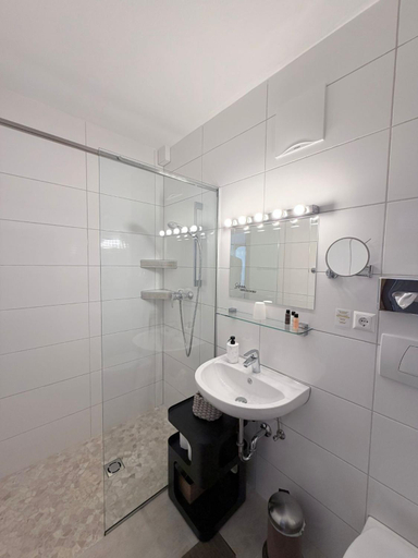 Bathroom 4, Seehaus "Karnten Inn" mit direktem Seezugang und E-Ladestation, Feldkirchen