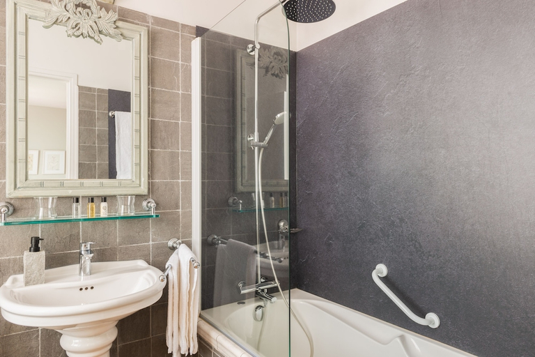 Bathroom 3, Hotel Restaurant Les Ormes the Originals Relais, Manche