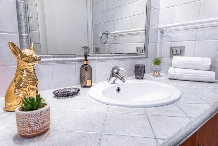 Bathroom 5, Vatican Museums Apartment with Romantic Terrace, Rome