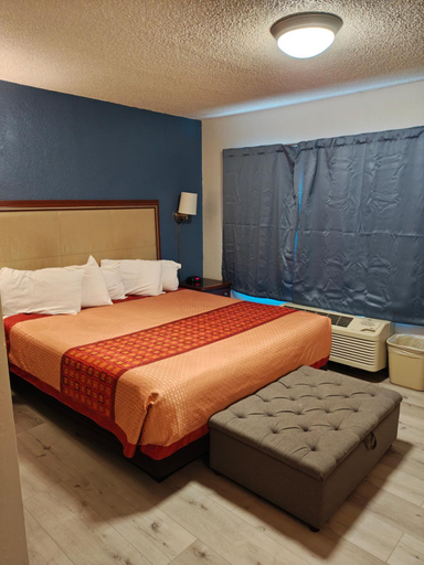 Bedroom 4, Economy Inn Richmond, Contra Costa