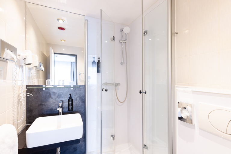 Bathroom 4, Hotel Garden, Bremen