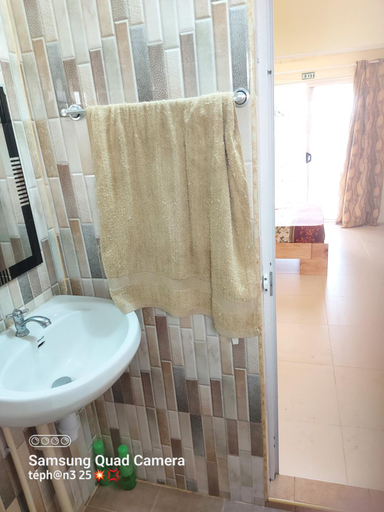 Bathroom 3, Le Toit Enchante