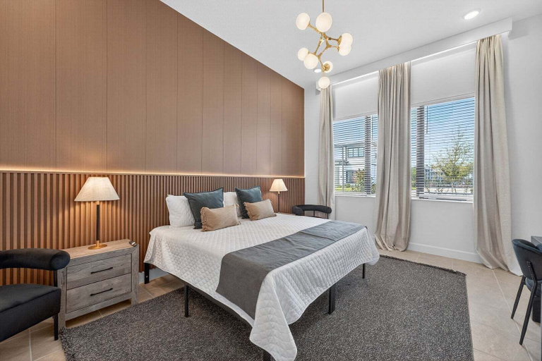 Room 4, Paradiso's Luxurious New Home w 15 Ensuites, Orange