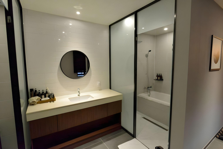 Bathroom 5, Masan Yangdeok Brown Dot, Masan